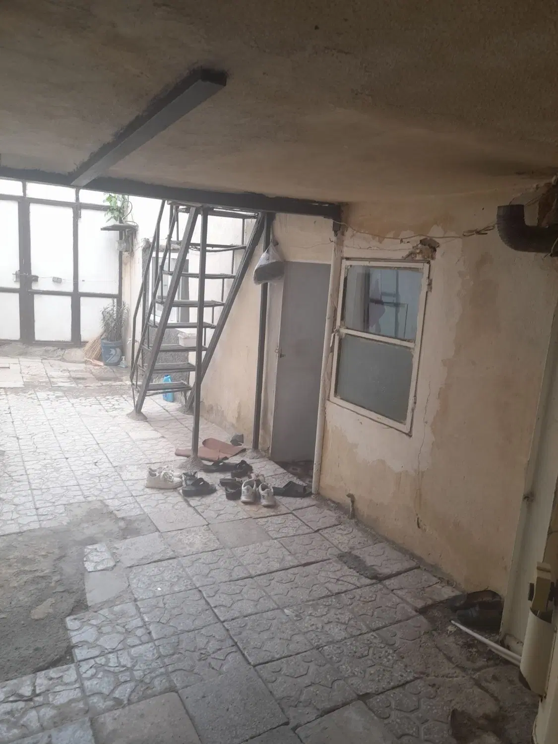 خانه دوطبقه حیاط دار