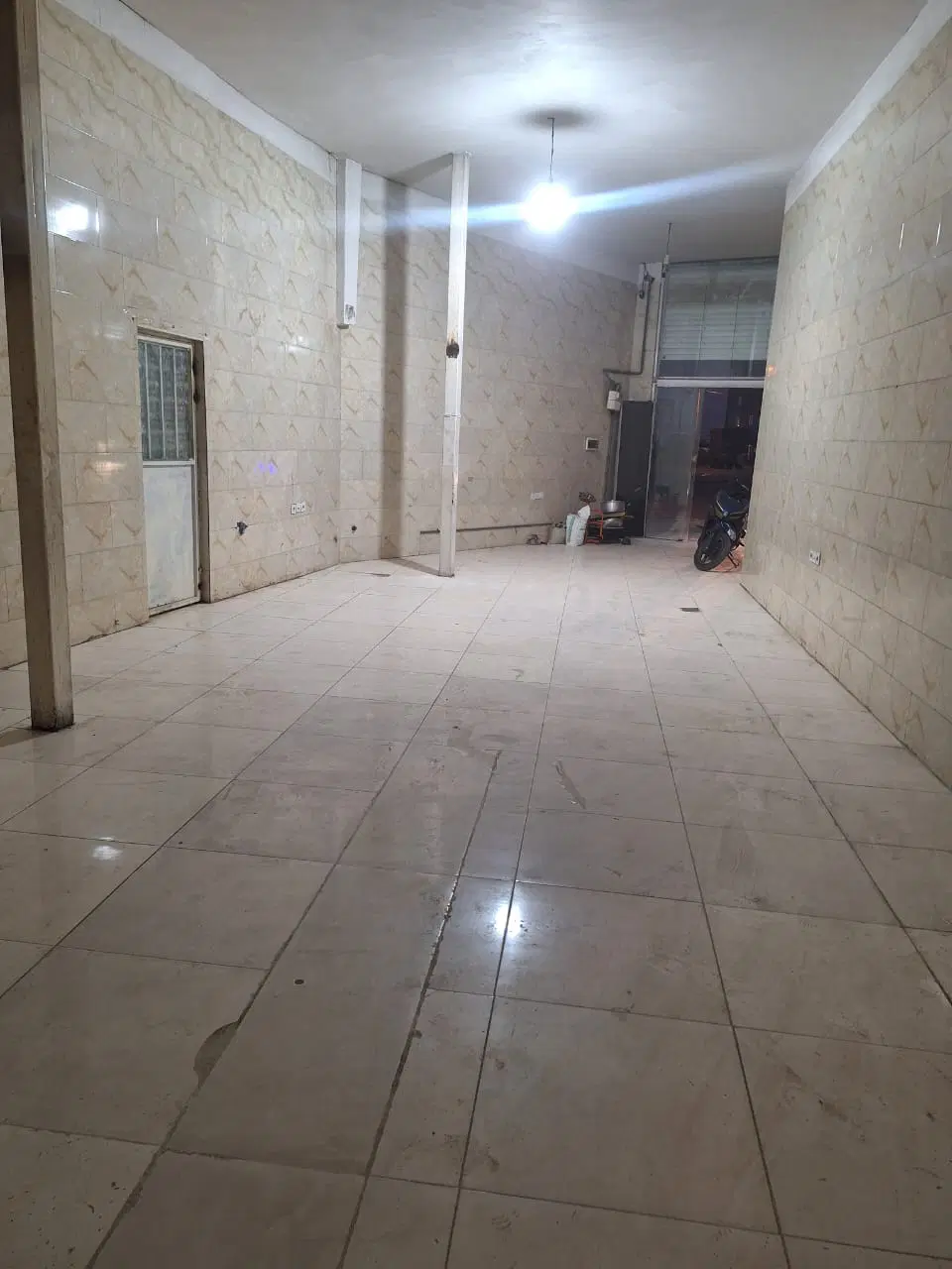 مغازه تجاری بر میدان 95متر