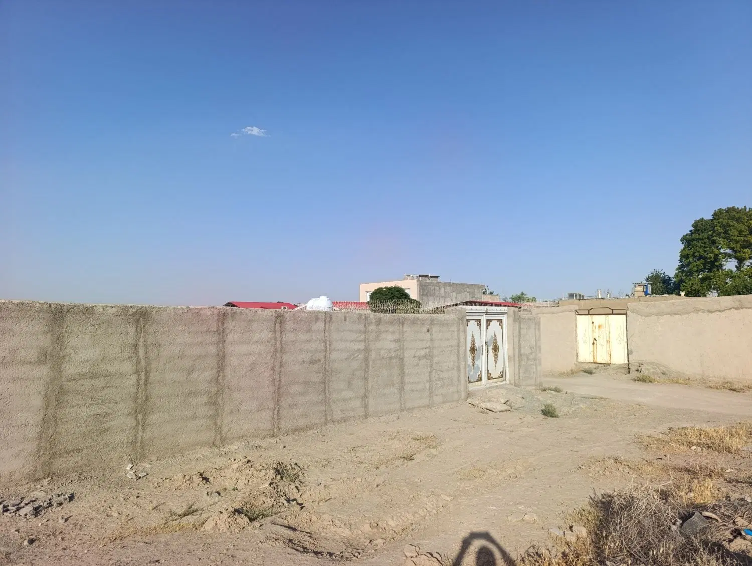 چهاردیواری باغچه شهریار فرارت
