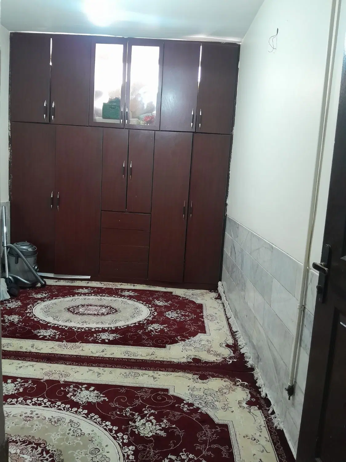 خونه ۹۰ متری طبقه همکف راه مشترک کوچه داروخانه