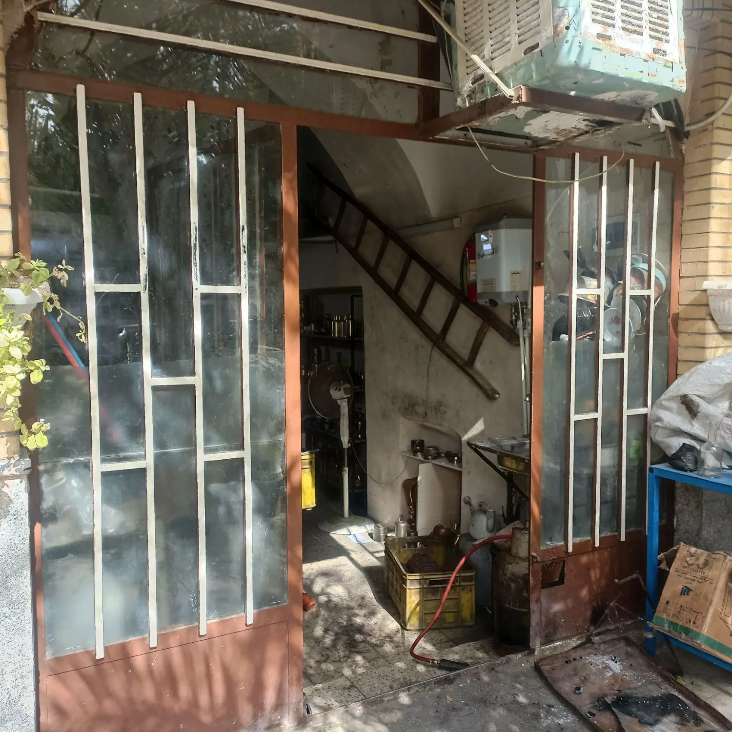 مغازه 20متری خ کمال کوچه شماره 2کوچه حمام زعفرانی