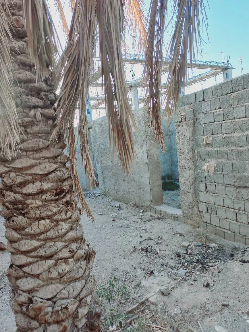 زمین نیمه کاره