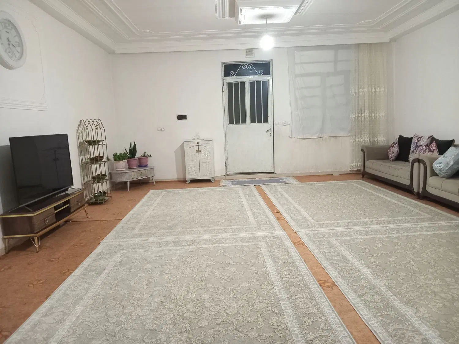 حیاط اجاره ای (۲۰۰ ملیون رهن) (۱۵ ملیون اجاره )