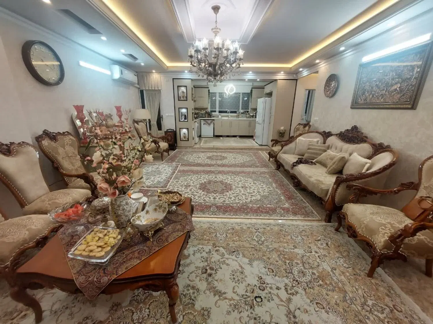 آپارتمان میدان یادبود حدودا ۱۰۰ متر