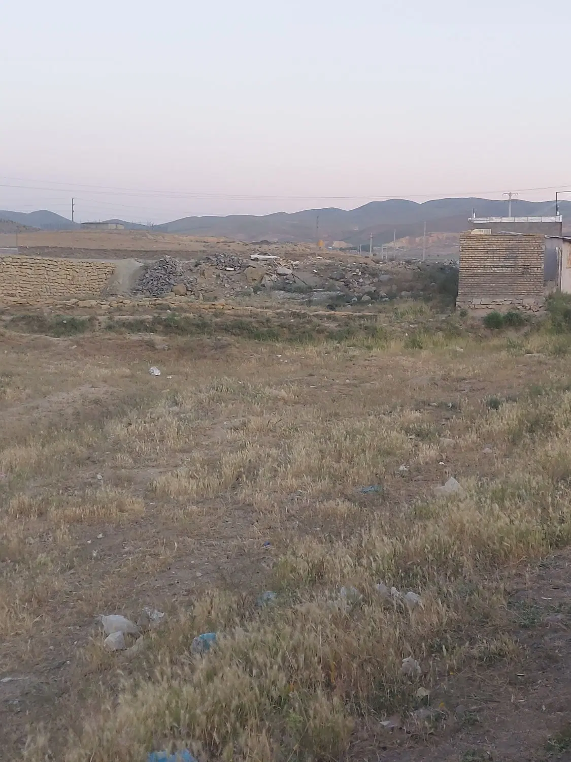 زمین در کنجینه