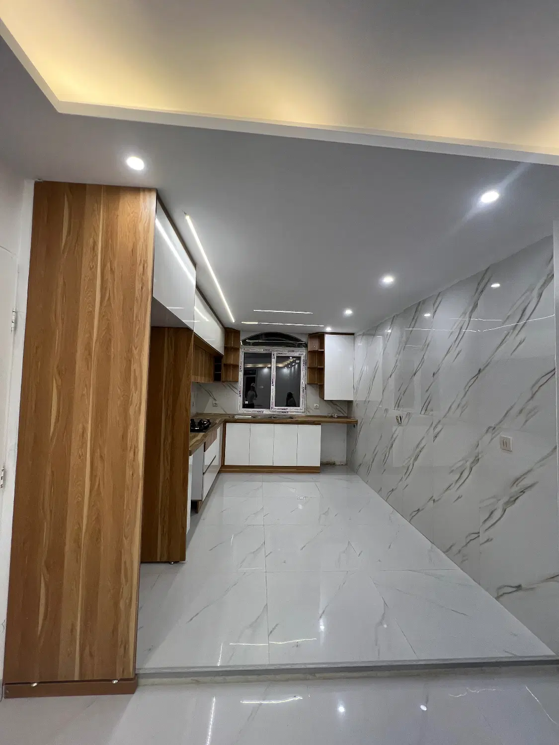 فروش اپارتمان تک واحدی با پارکینگ و انباری