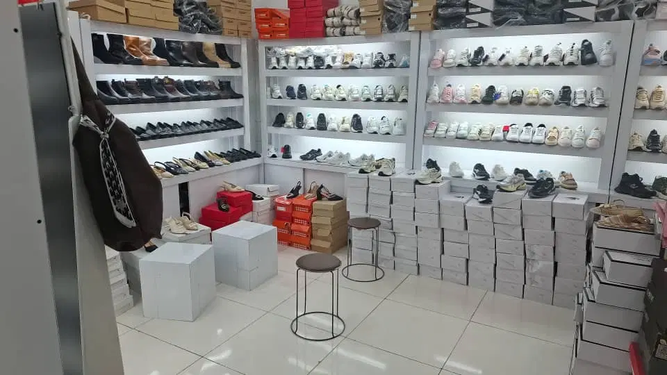 یک باب مغازه ۱۱ متری خیابان ولیعصر روبرو بانک ملت