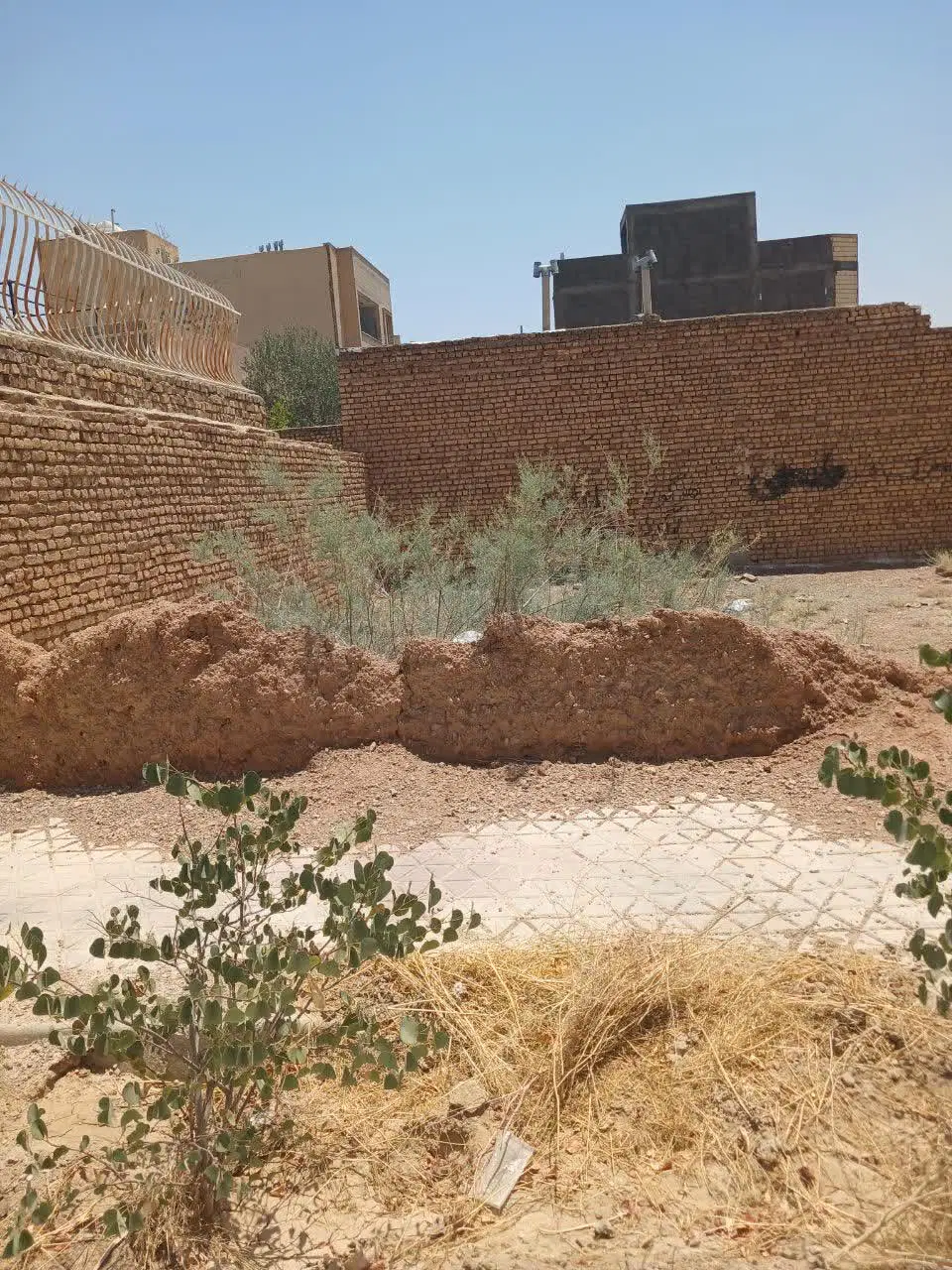 یک قطعه زمین حدود ۳۸۰ متری  دارای ساخت موقعیت تج