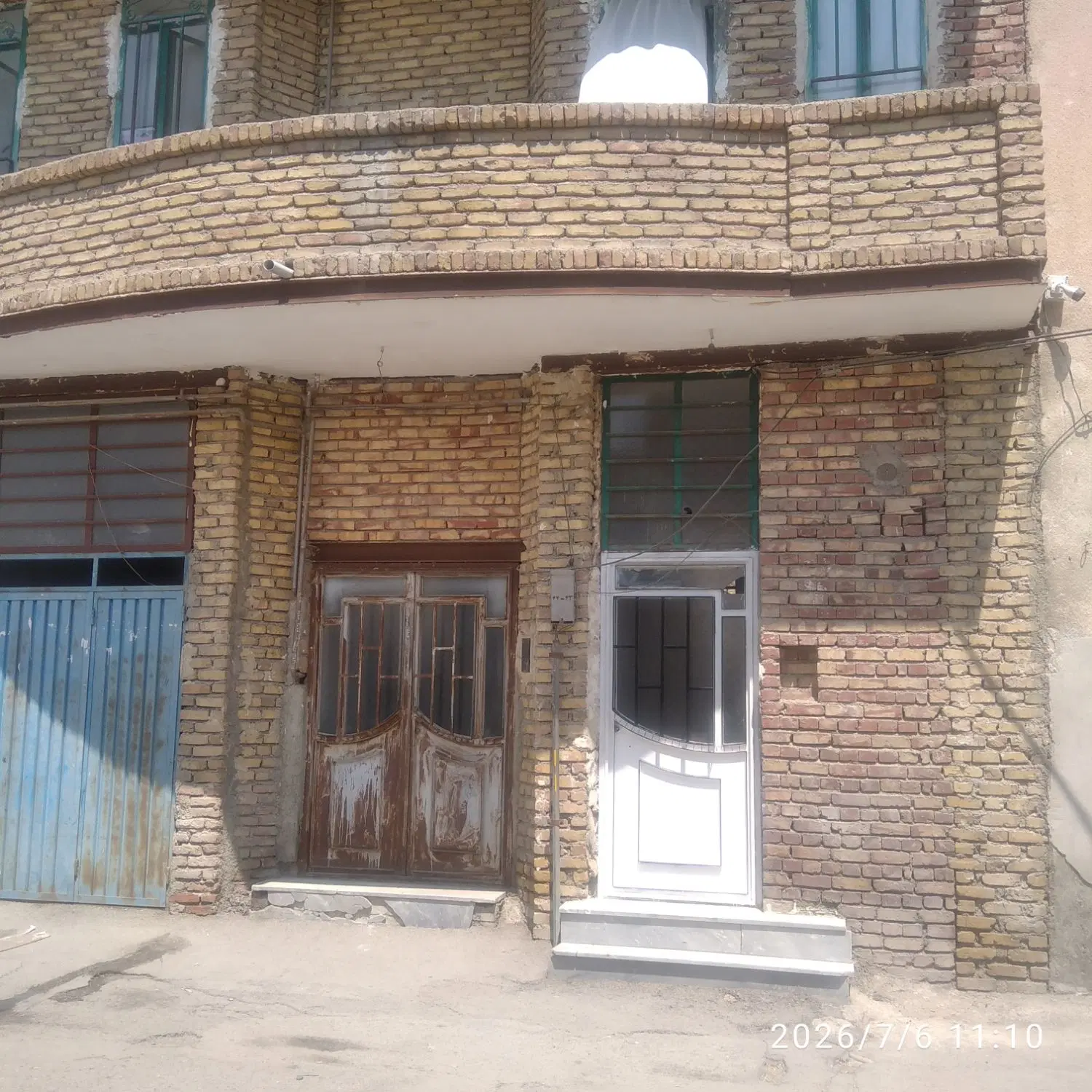 حیاط طبقه پایین
