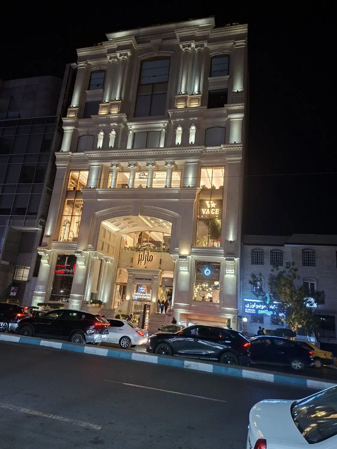 آپارتمان سه خواب تکواحدی طبقه آخر