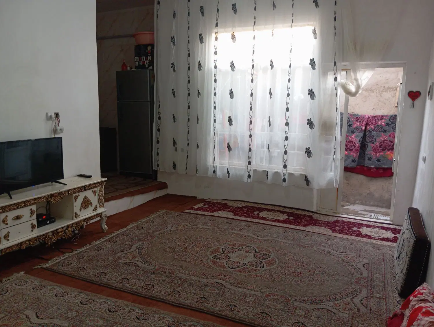 فر‌وش خانه در آخمقیه
