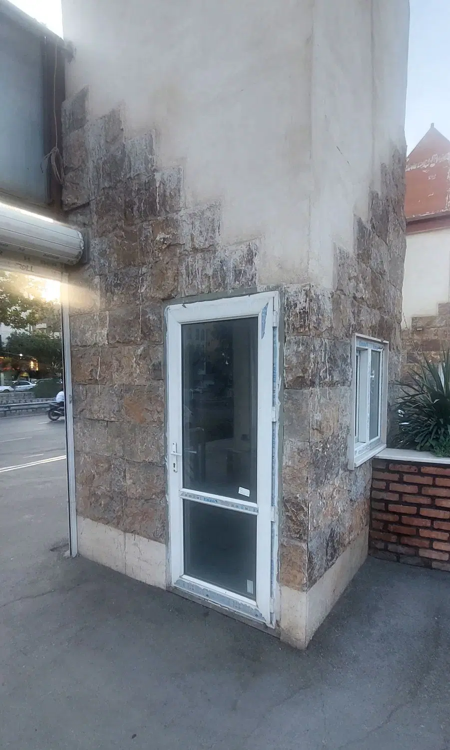 اجاره اتاقـک بـر خیـابان اصـلـی