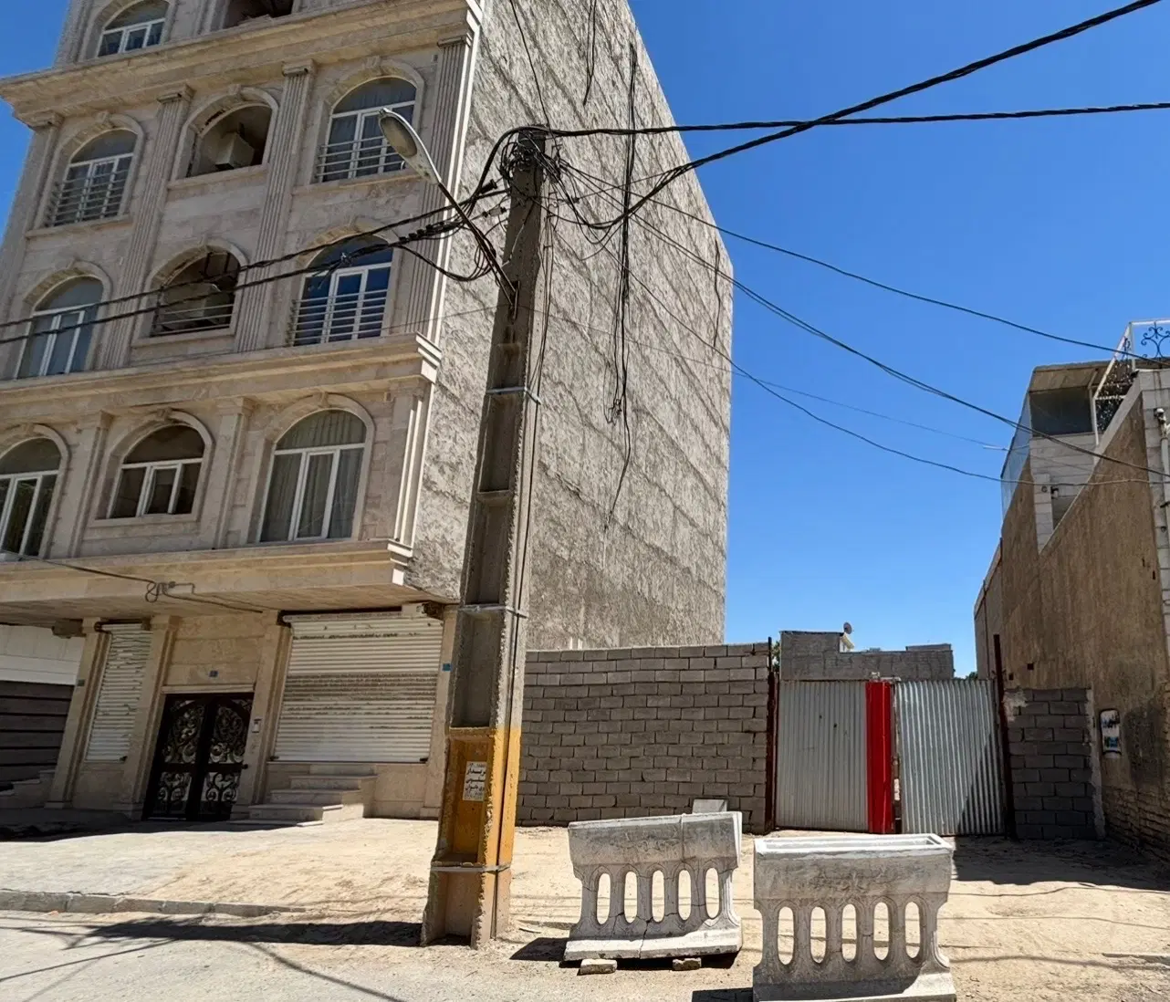 زمین ۲۰۰ متری خادم آباد