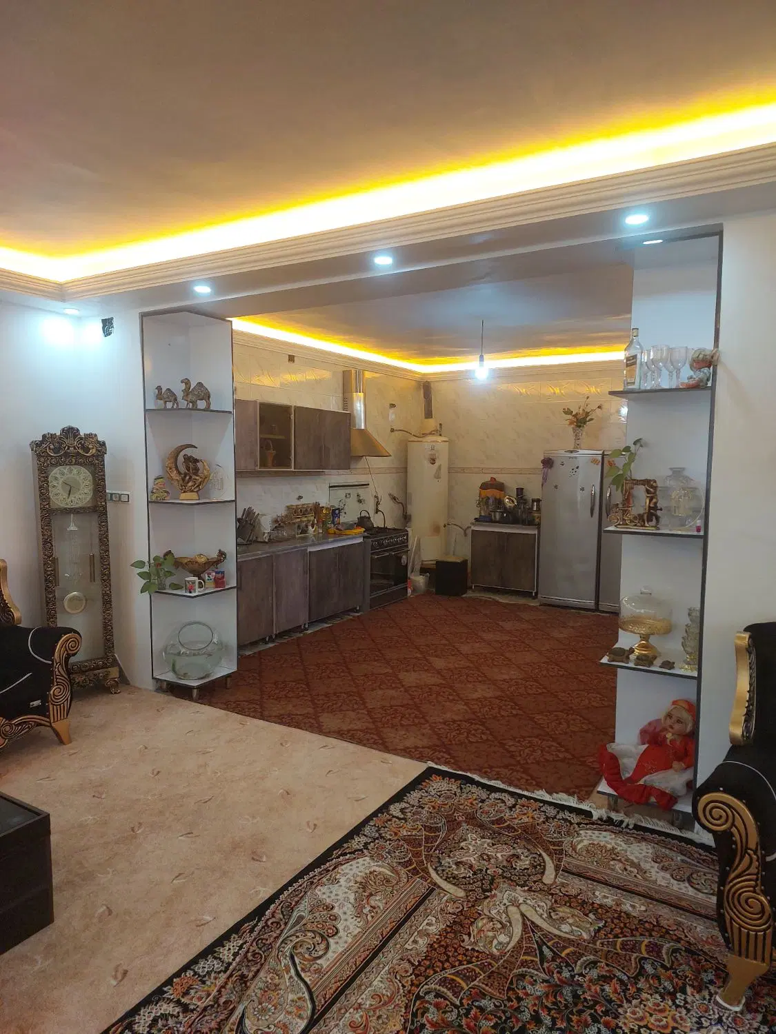یک دستگاه منزل ویلایی طبقه ی بالا زمین شهری