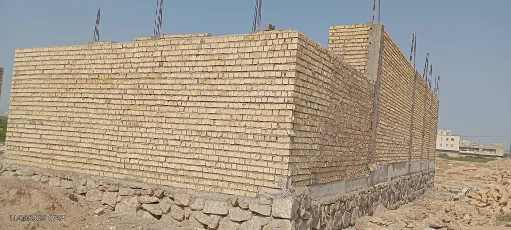 زمین نیمه کاره پشت بند دره