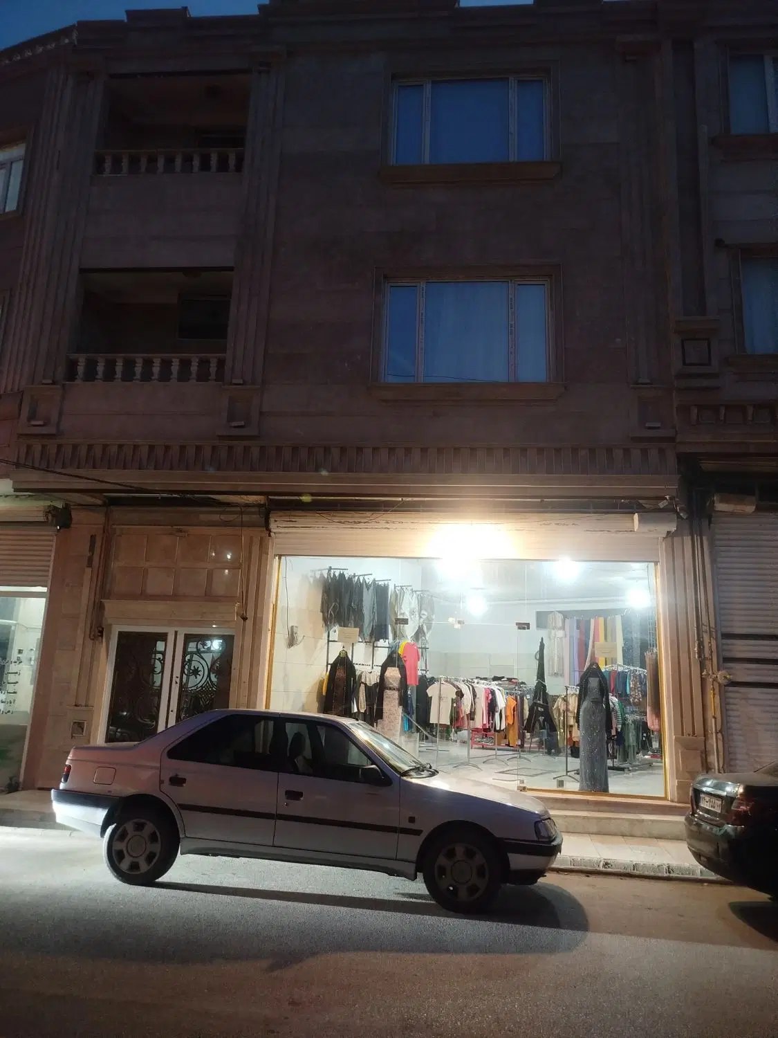 ساختمان تجاری بر گلسرخ