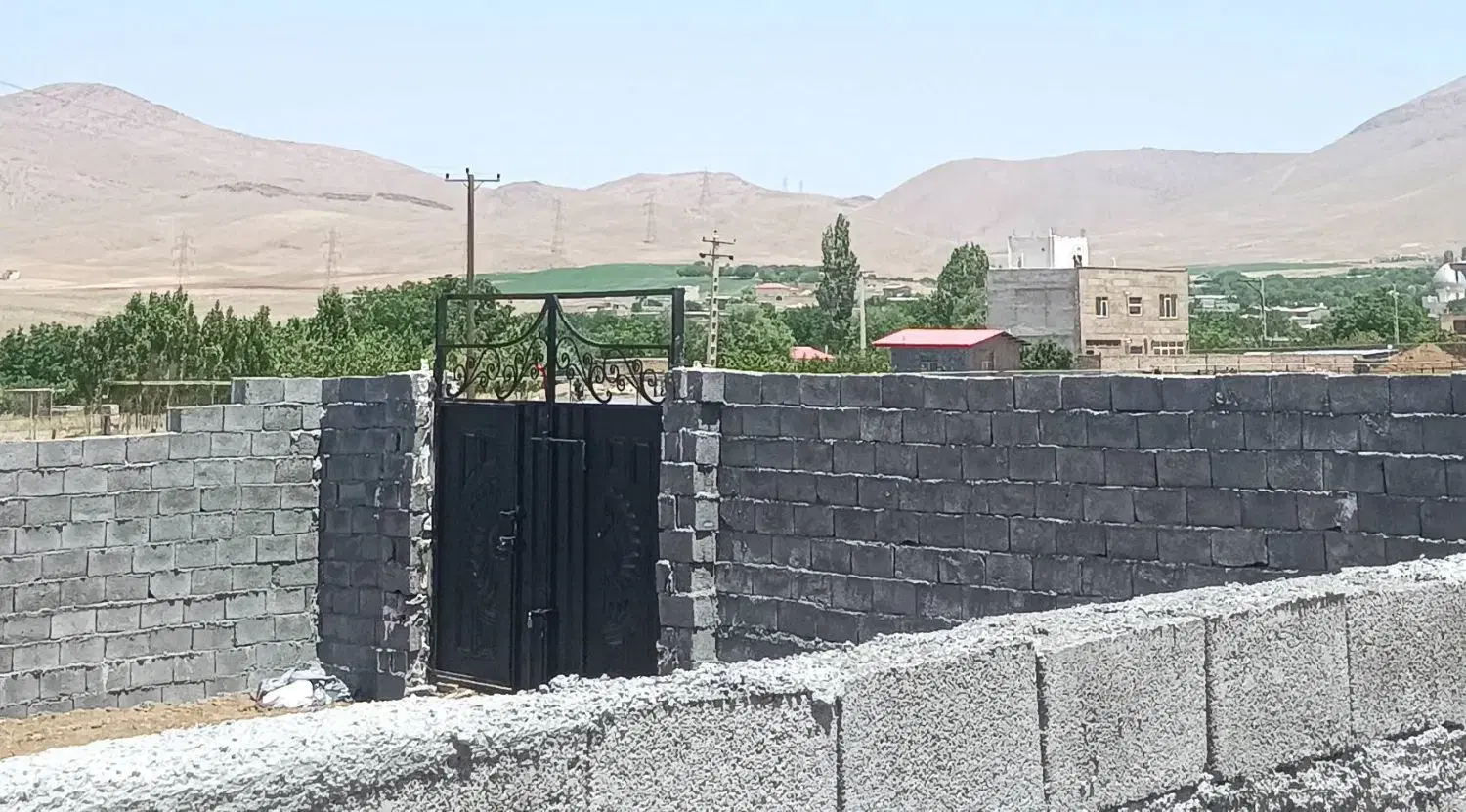 زمین چسبیده به طرح گوار