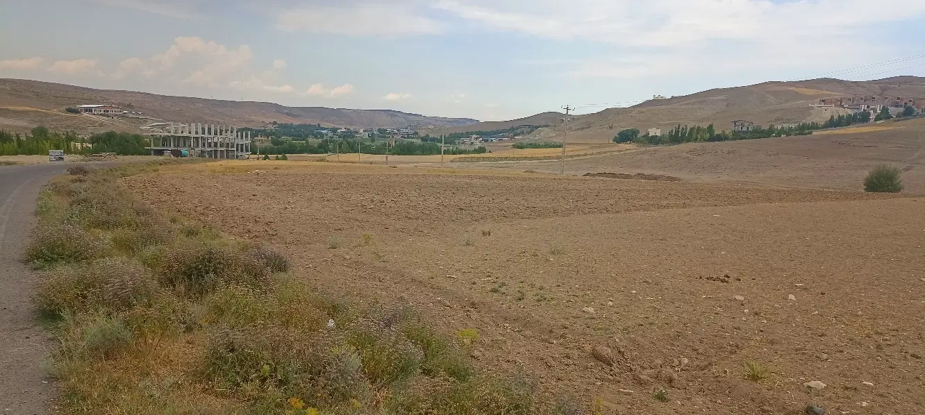 زمین در جاده سرعین