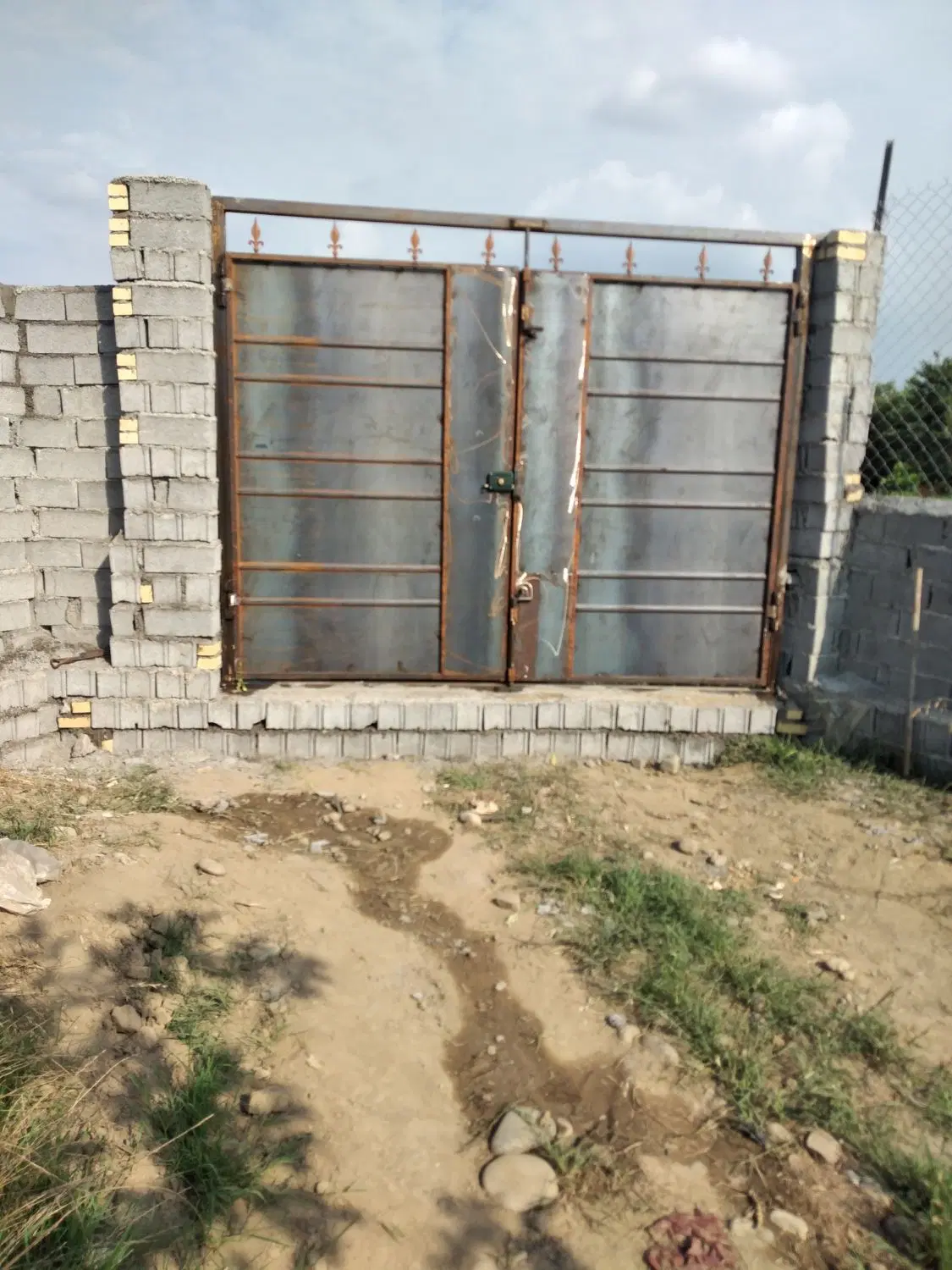 فروش چن قطعه زمین‌ و خونه باغ