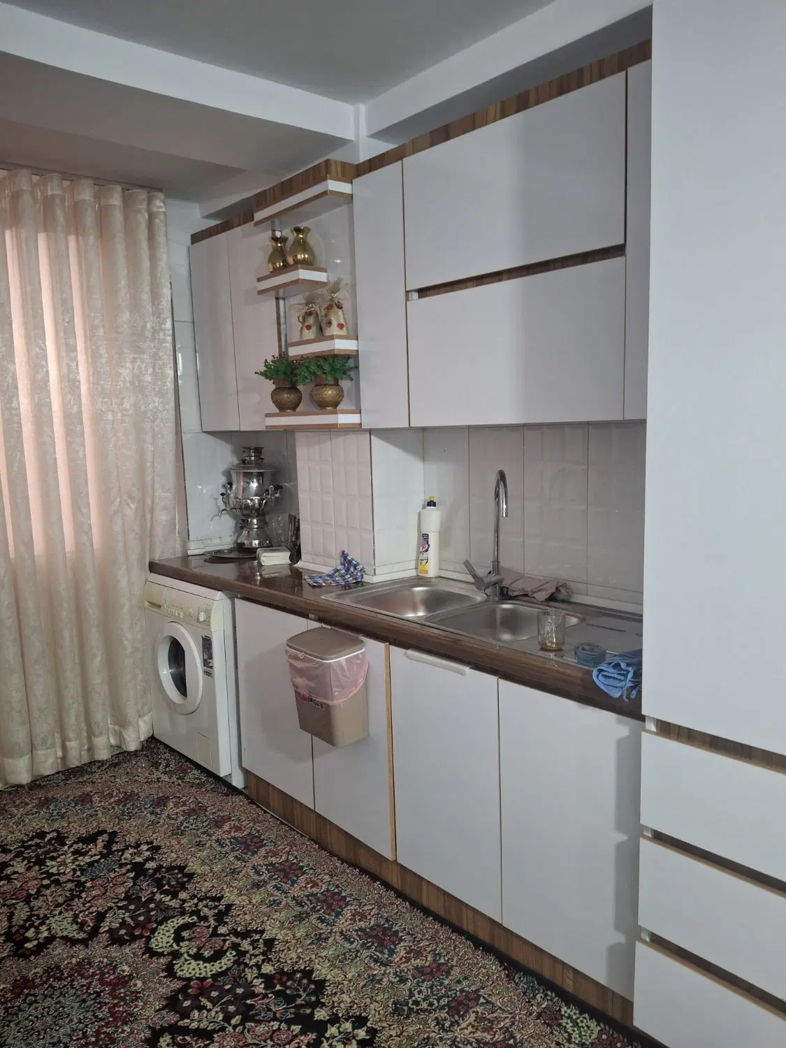 واحددرخیابان المهدی