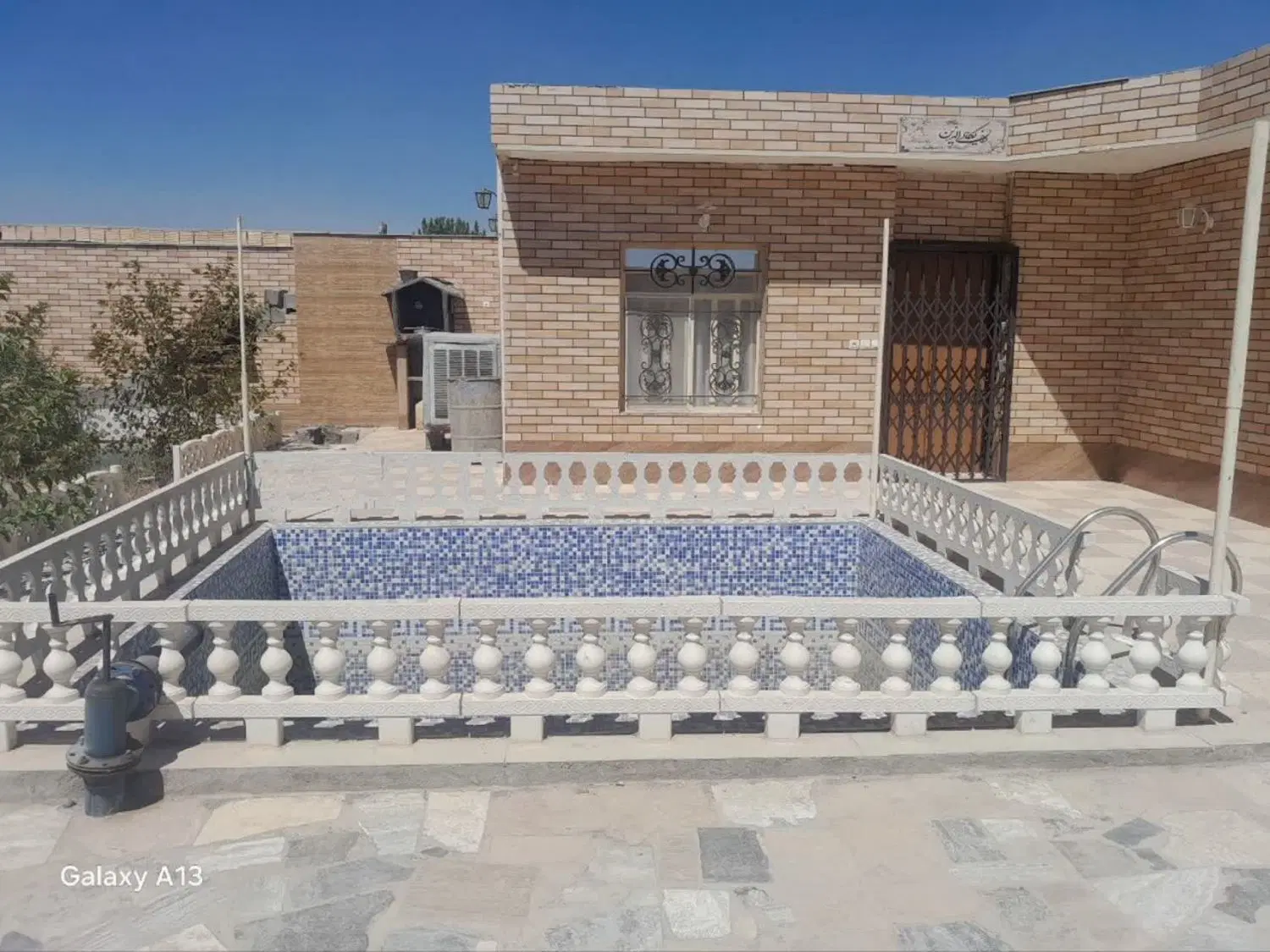 ۷۰۰ متر باغ با استخر و الاچیق و فول امکانات