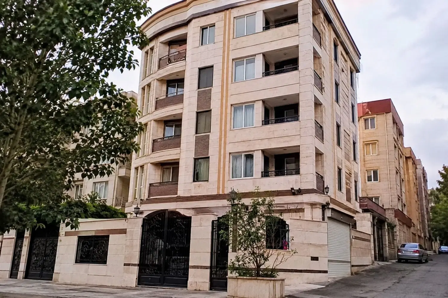 فروش آپارتمان در کارمندان