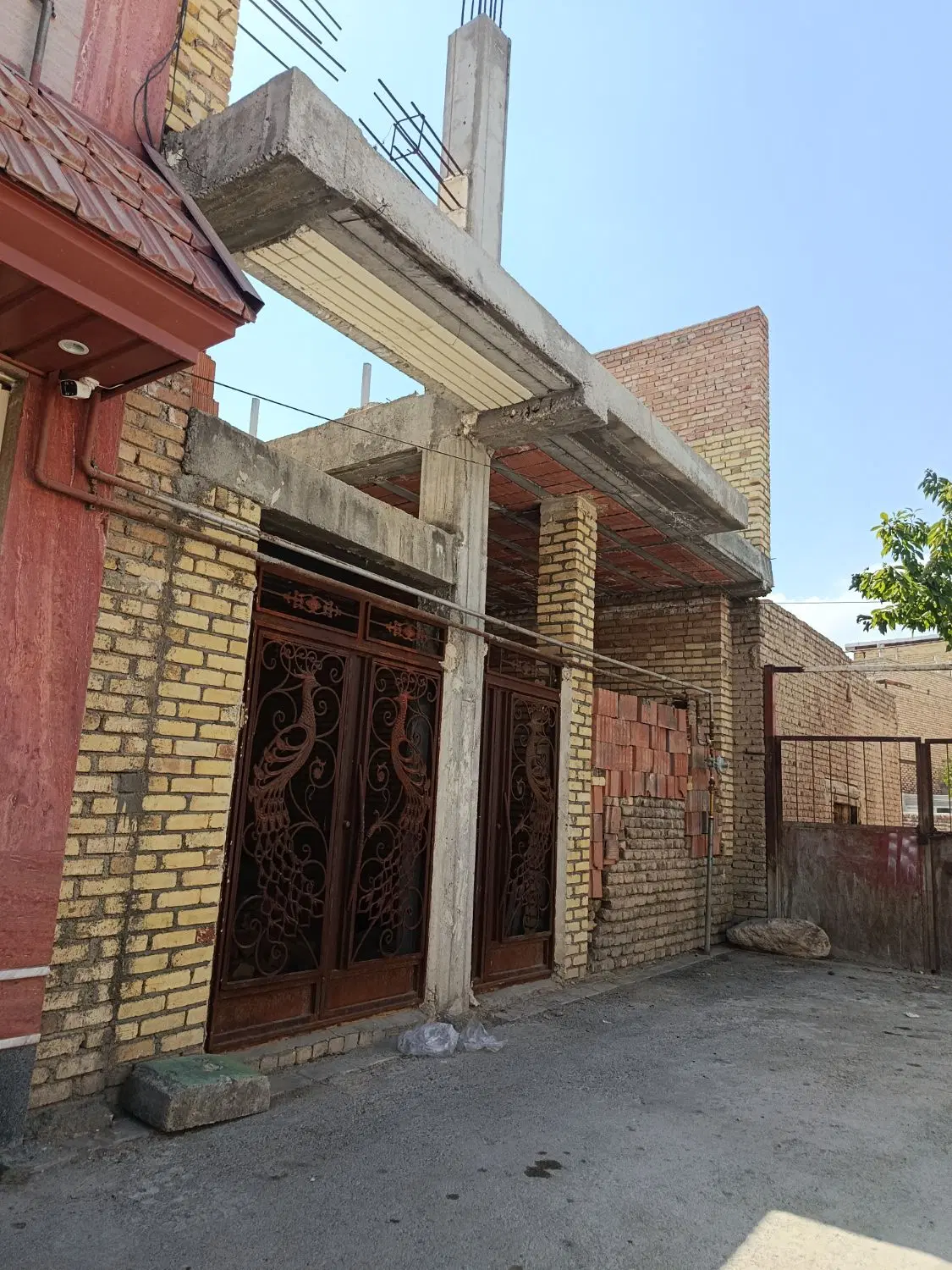 ساختمان نیمه کاره در دو طبقه