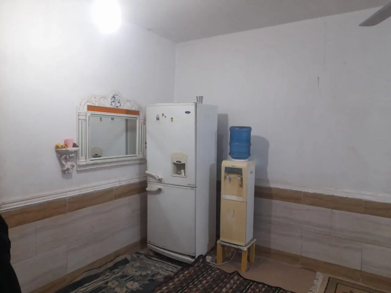خانه ی زیبا دارای سه اتاق بزرگ ماشین رو ودلباز