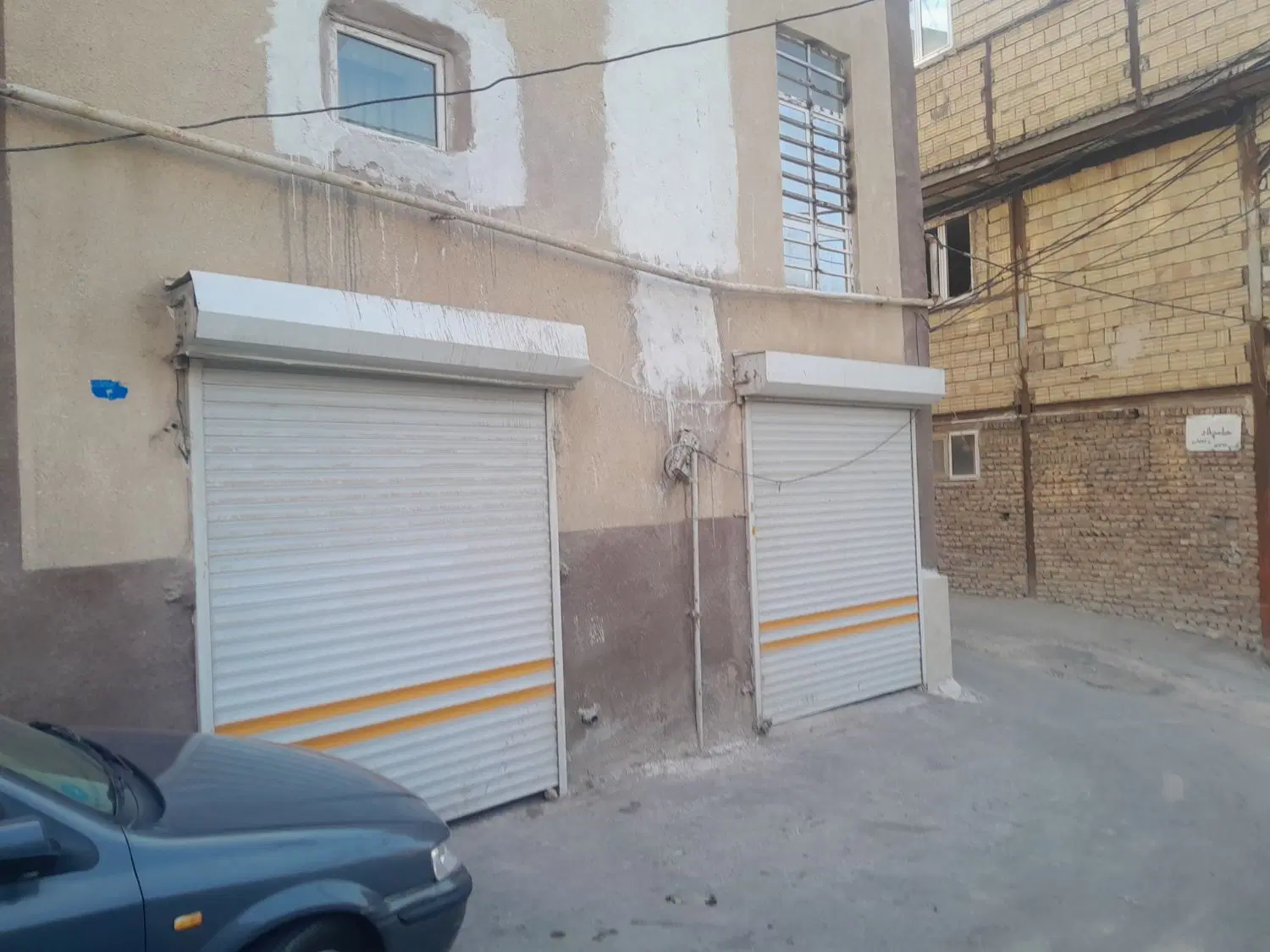 حیاط دوطبقه با دوپارکینک دونبش بهترین موقعیت لاله