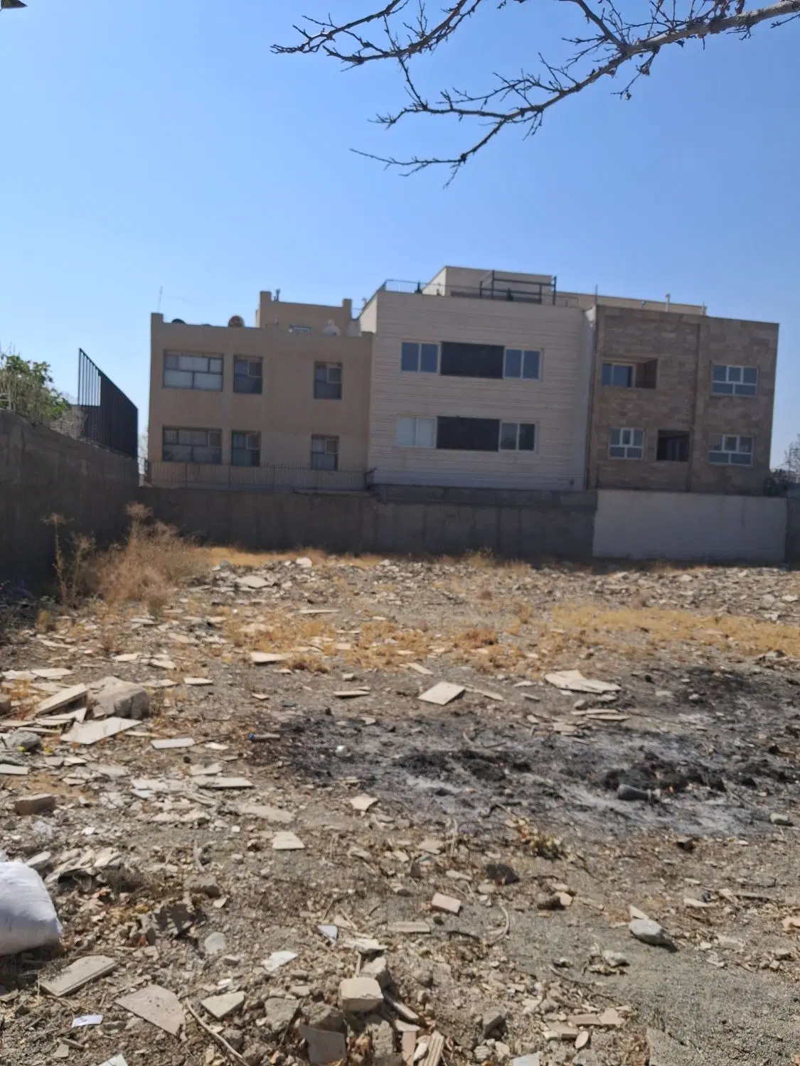 زمین۳۳۰ متری بافت ویلایی شهرک ناز