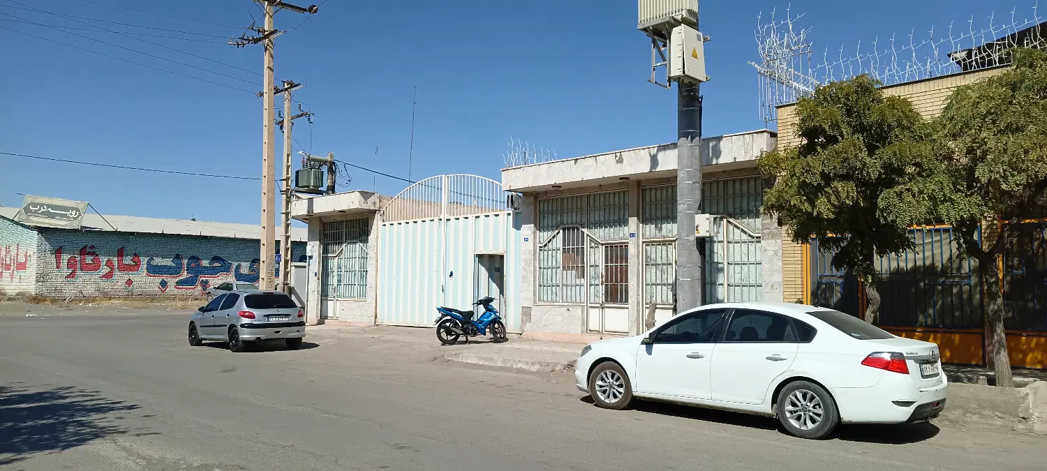 زمین تجاری ۱۱۱۴ متر با ۴ دهنه مغازه تجاری
