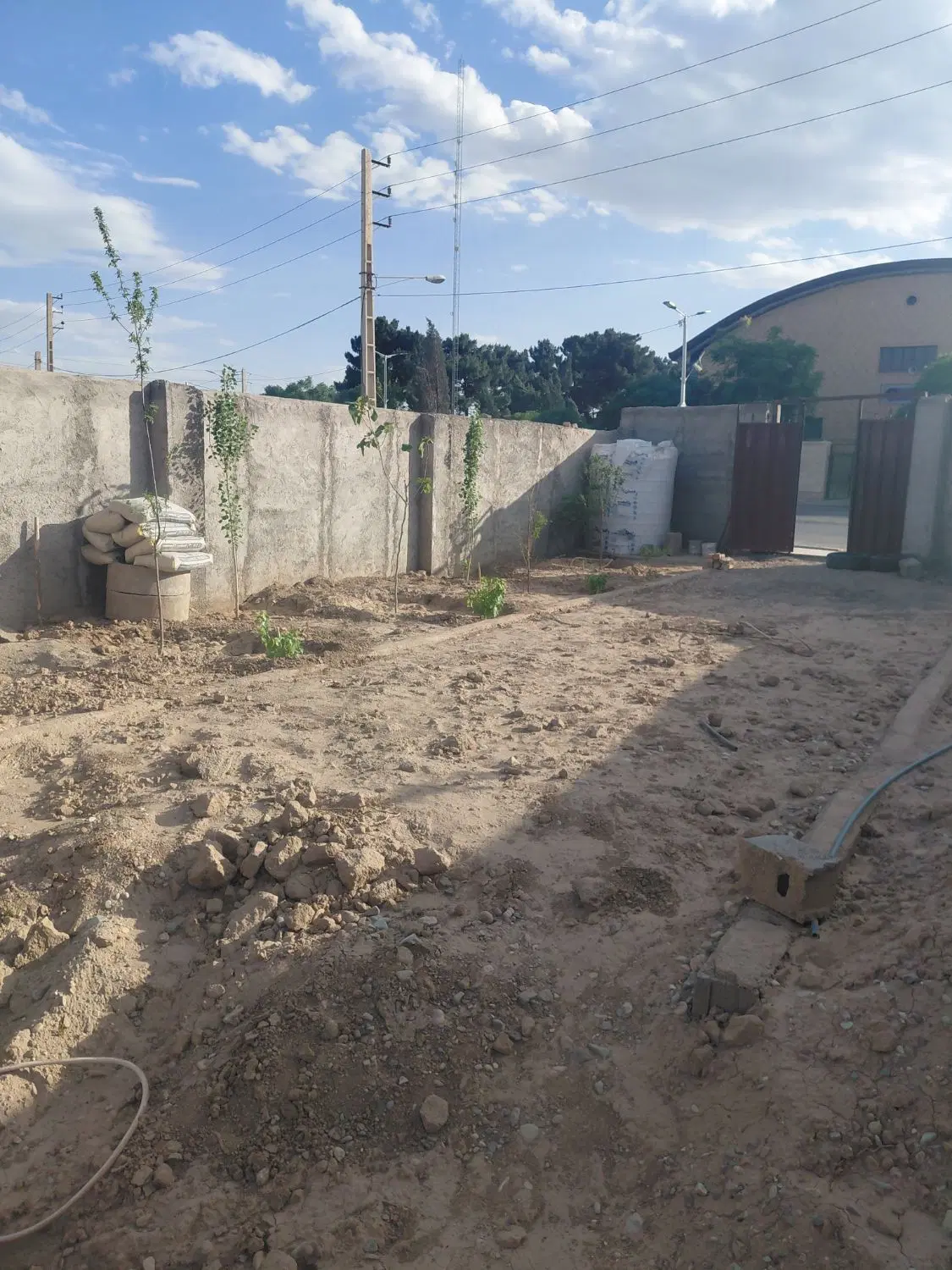 چهار‌دیوار‌بر‌خیابان