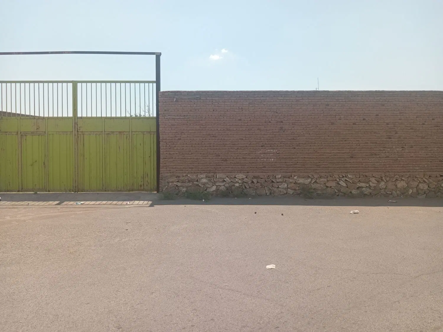 زمین چهاردیواری ۴۹۶متر مناسب برای کارگاه.انباری