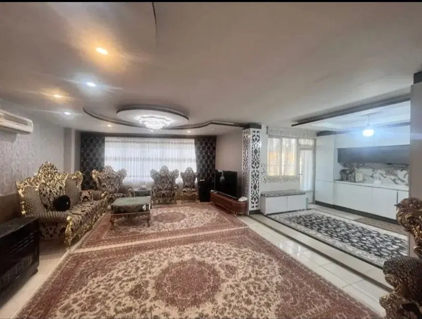 آپارتمان بر خیابان مصوری