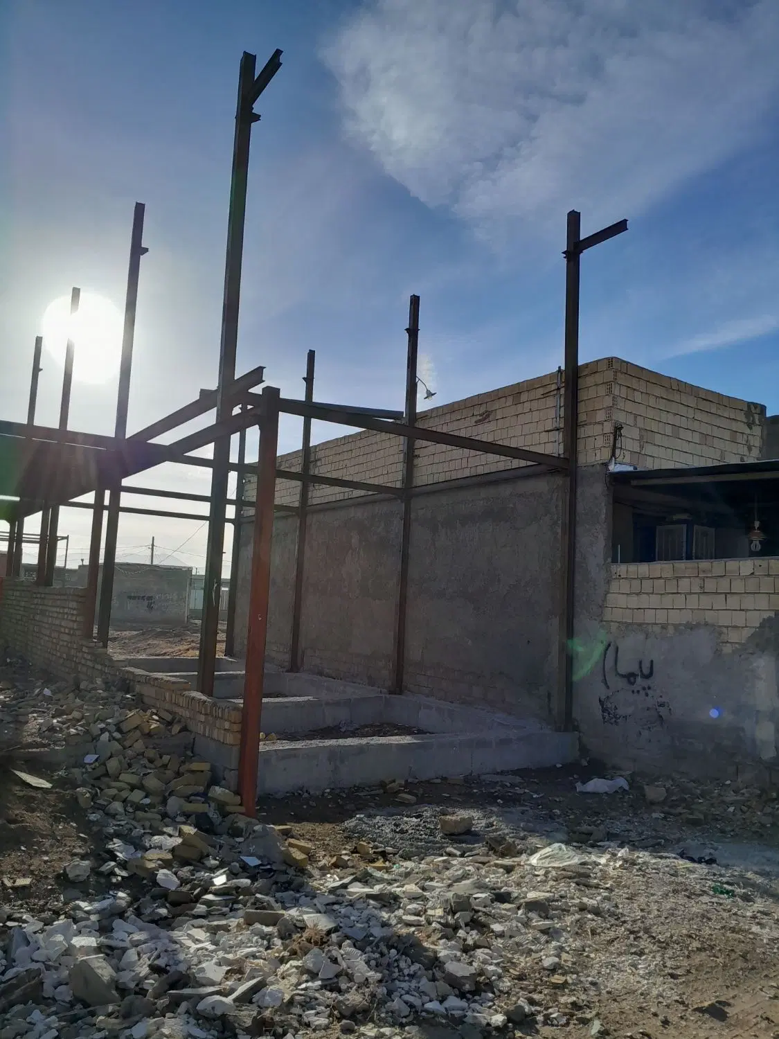 ساختمان نیمه کاره