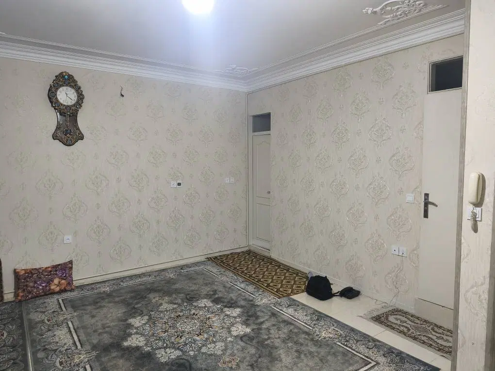 خانه ۸۱ متری کاغذ دیواری بازسازی شده