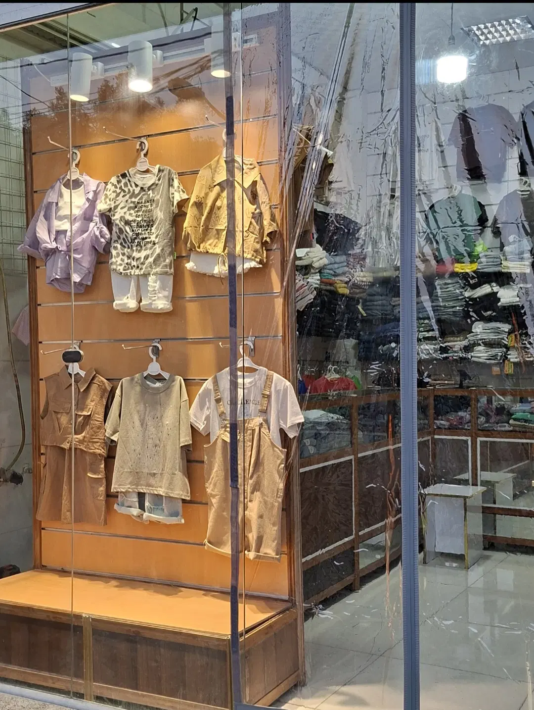 واگزاری مغازه پوشاک بچگانه با اجناس و دکوراسیون