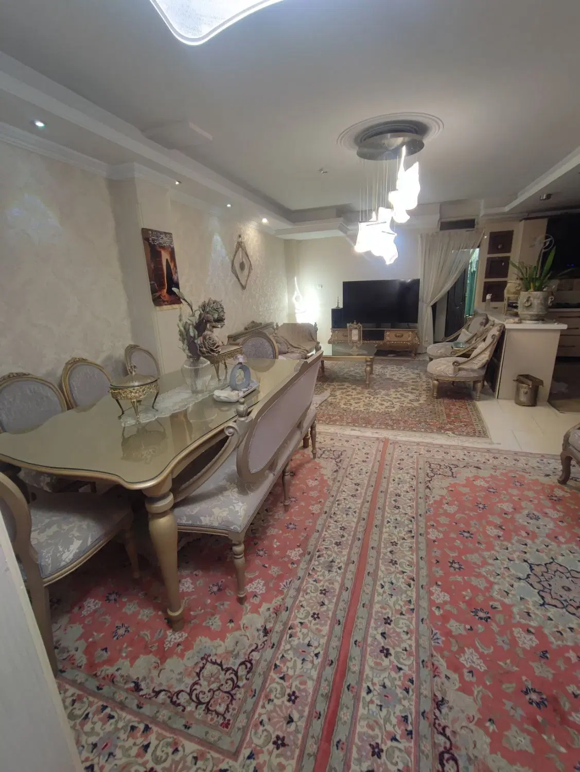 واحد در خیابان خوشرو شکوفه پیروزی