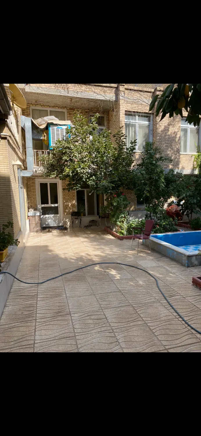 حیاط ویلایی ۲۵۶ متر مرکز شهر