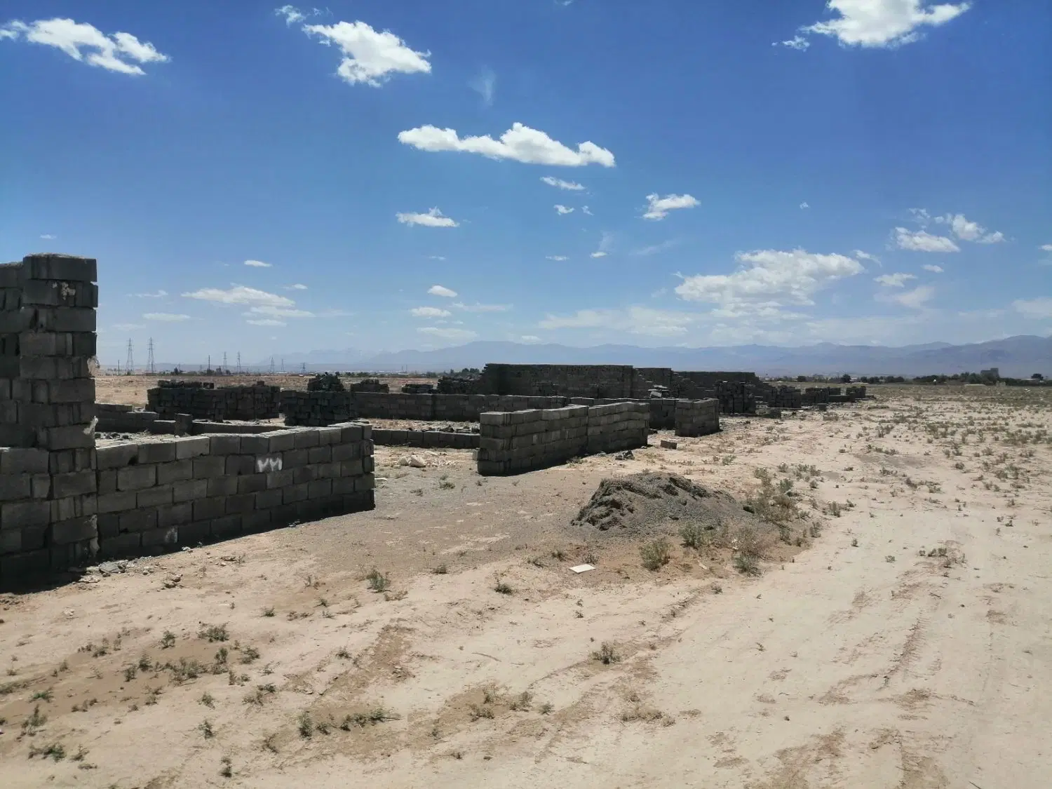 زمین چهاردیواری آران و بیدگل