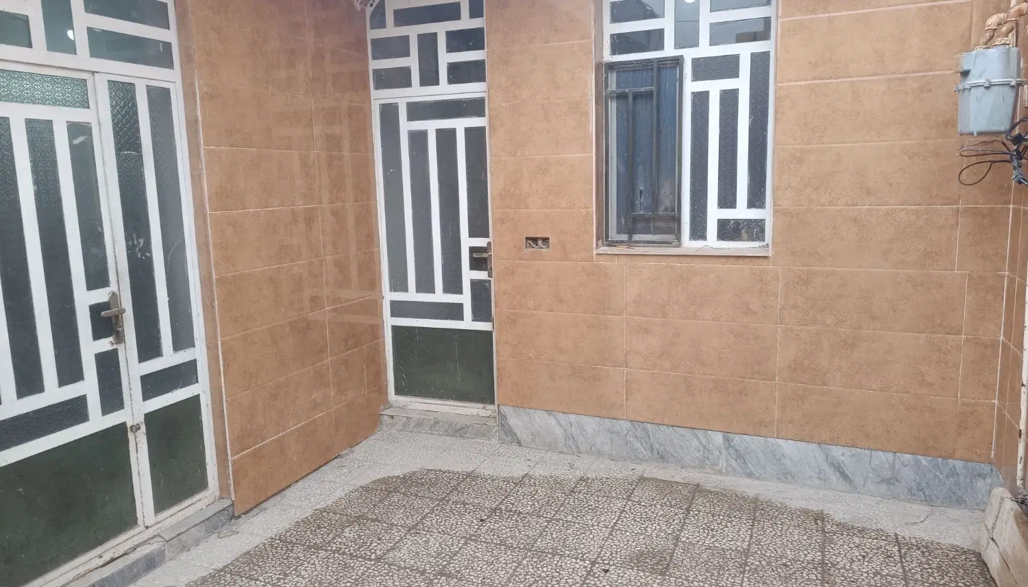 رهن و اجاره 85 متر ویلایی همکف در آراسته یک