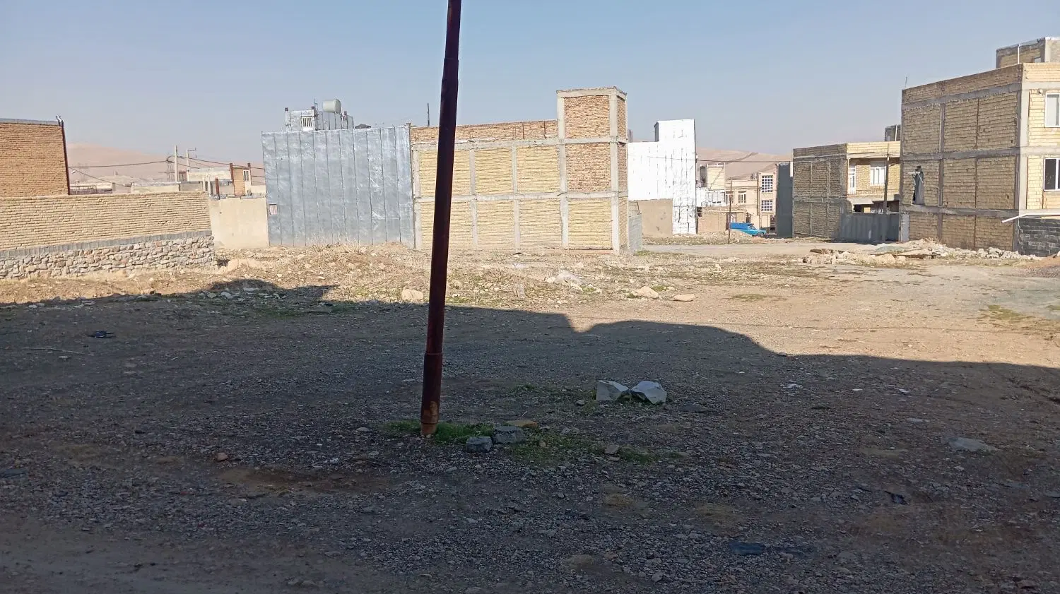 زمین چشمه سفید