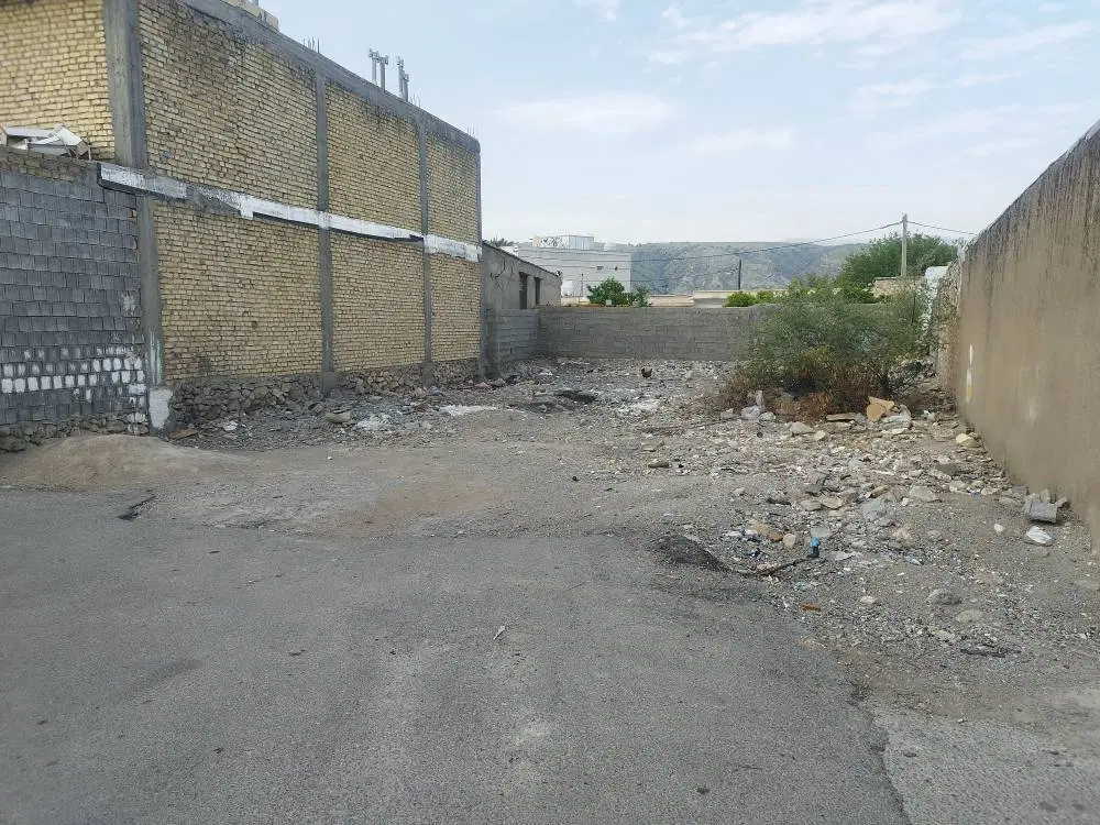زمین در وسط باشت