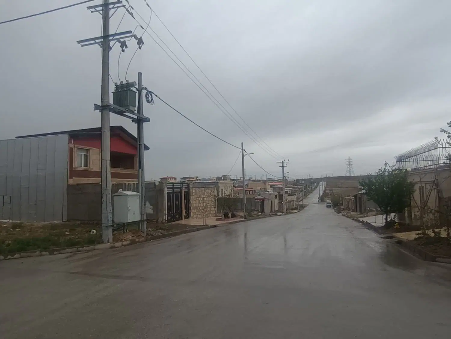 زمین ۲۰۰متری شناژبندی شده محصورشده