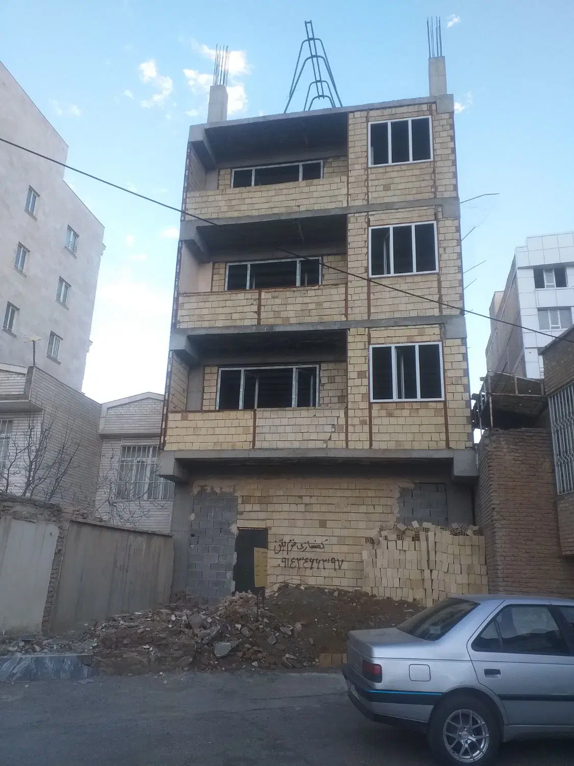 اپارتمان نیمه کاره سه طبقه بالای بیلوت در عمار