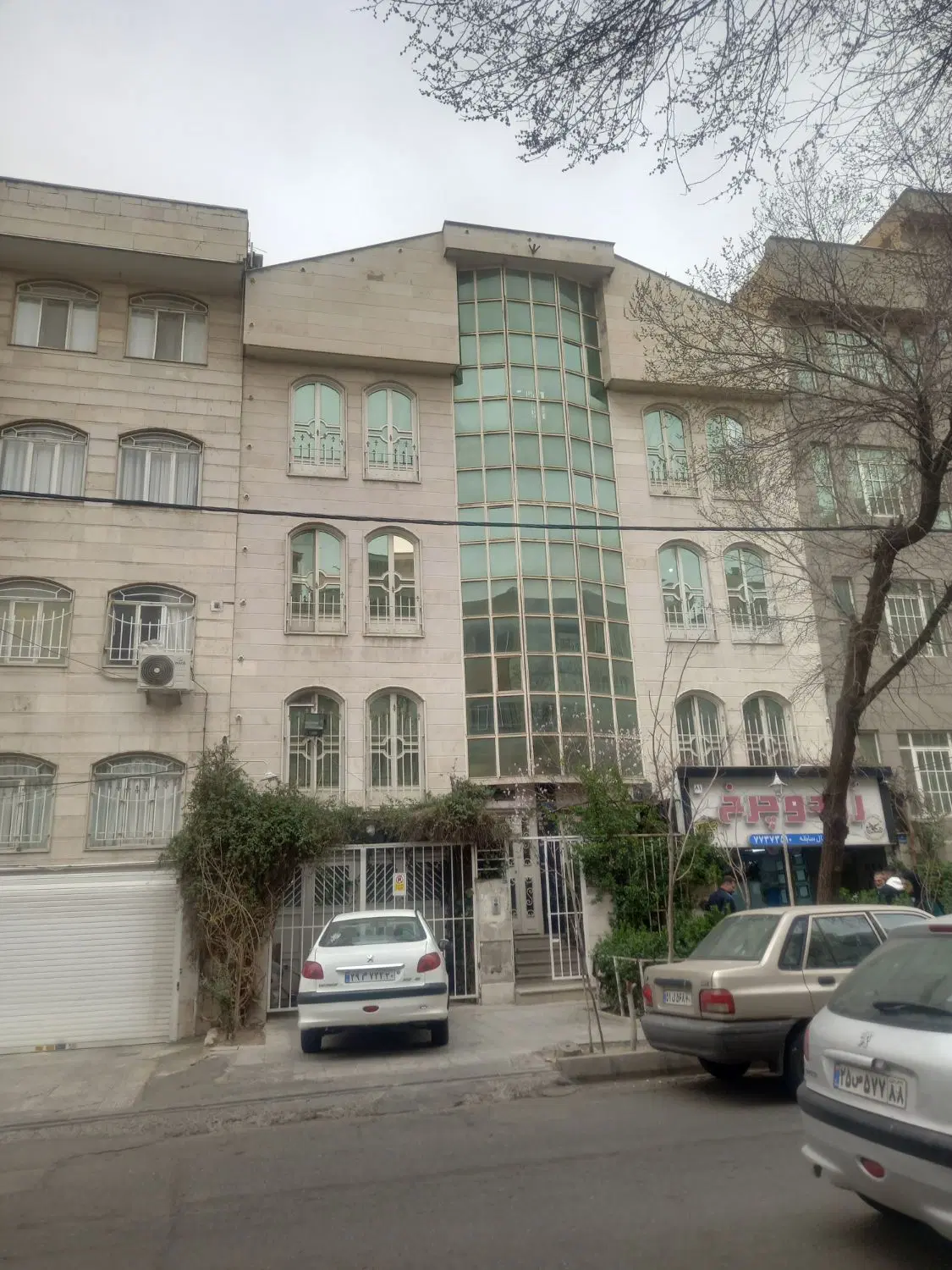 ۱۰۳ متر ، غربی های فلکه سوم.فول. املاک هستم