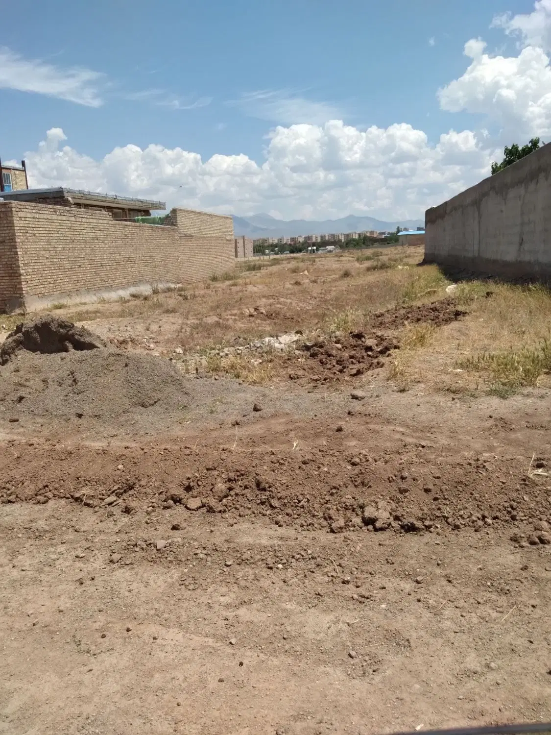 یک قطعه زمین مسکونی
