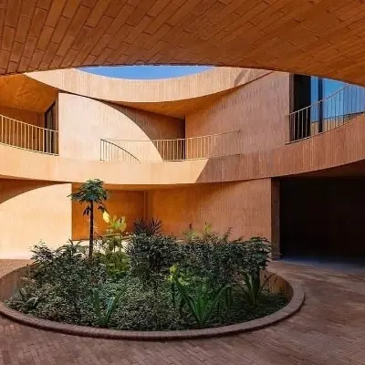 زمین  نزدیک میدان آوینی
