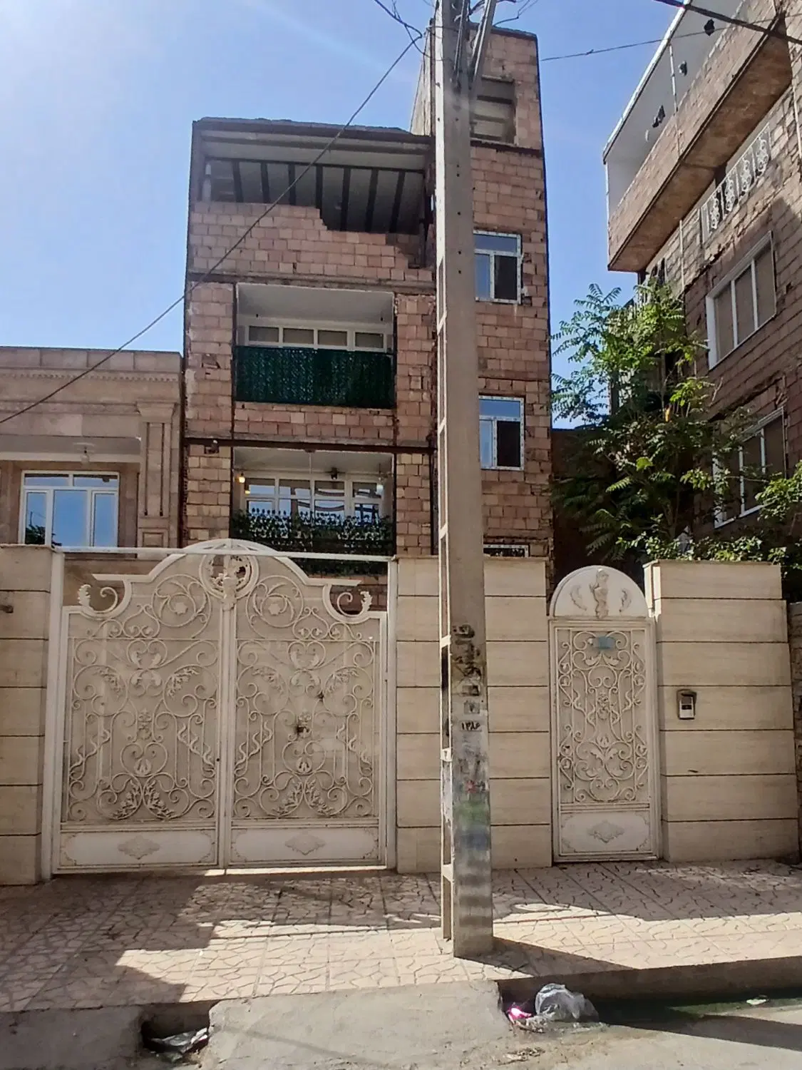 یک واحد ۹۰متری نیمه کاره در طبقه سوم فروشی