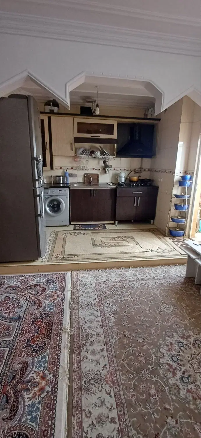 یک واحد اپارتمان طبقه سوم فروشی